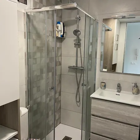 Estudio Terraza Soleada Wifi Cerca Del Aeropuerto Appartamento